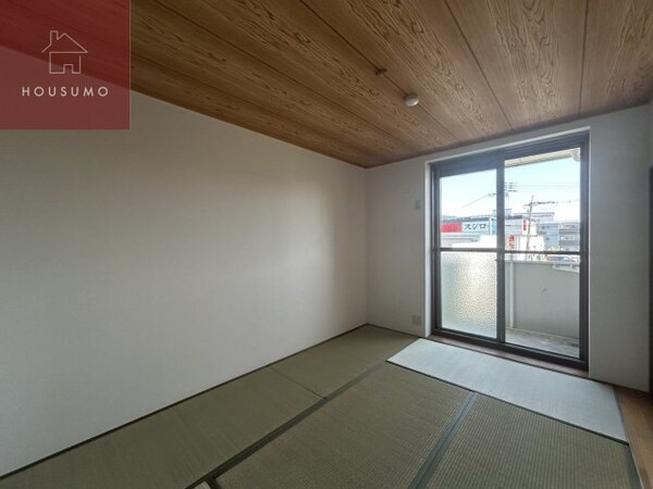 和室(和室ならではの温かな和の空間で寛ぎの時間を過ごせます)