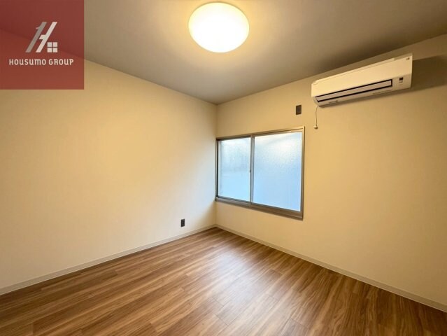 物件内観写真7　(落ち着いた色調の寝室です)