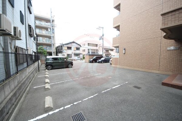 駐車場(車をお持ちの方に嬉しい駐車場付きの物件です)
