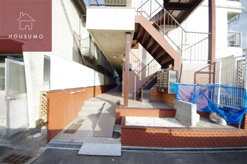 物件外観写真2　(清潔なエントランスです)