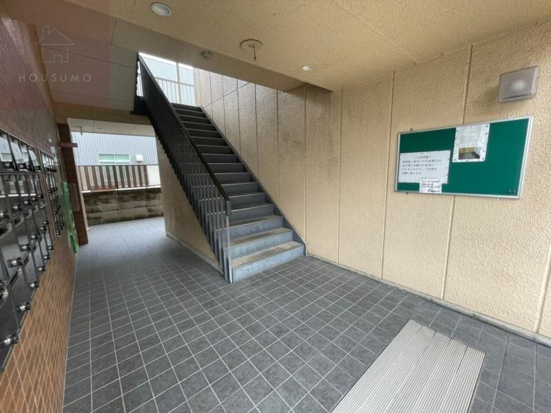 物件外観写真2　(清潔なロビーです)