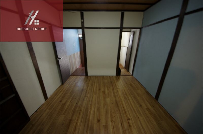 物件内観写真3　(こちらの居間で趣味の時間をお楽しみください)