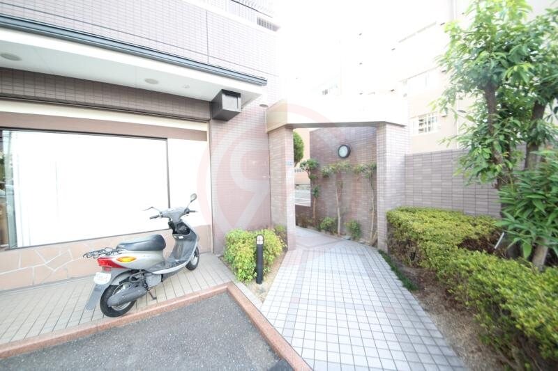 物件外観写真2　(落ち着いたエントランスです)