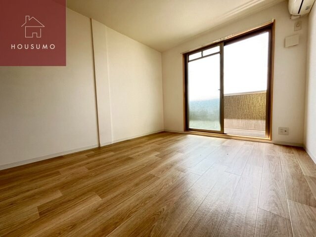 物件内観写真8　(開放的な寝室です)