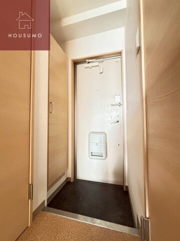 物件内観写真10　(ゆったりとした玄関です)