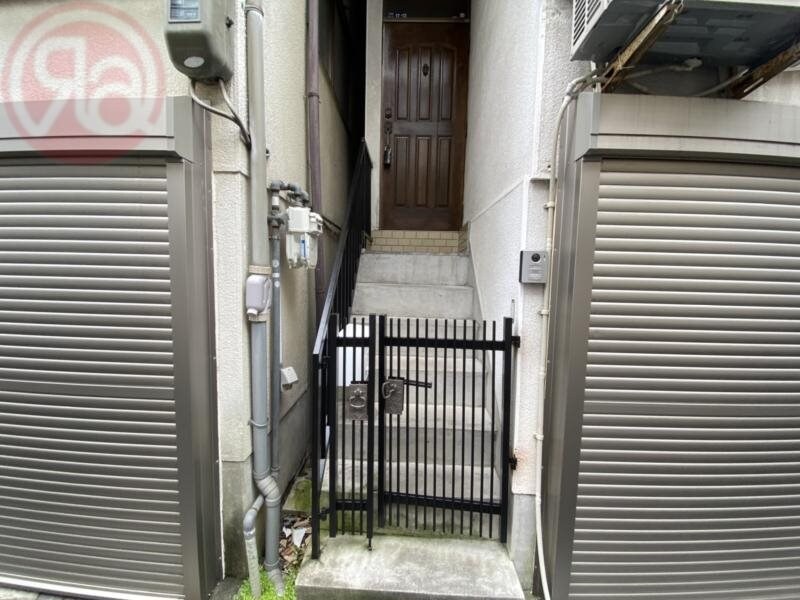 物件外観写真2　(落ち着いたエントランスです)