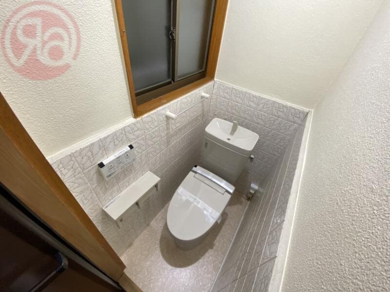 物件内観写真10　(落ち着いた色調のトイレです)