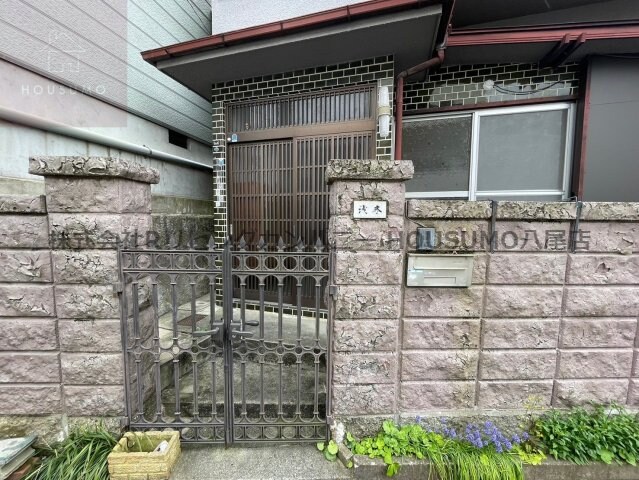 物件外観写真2　(清潔なエントランスです)