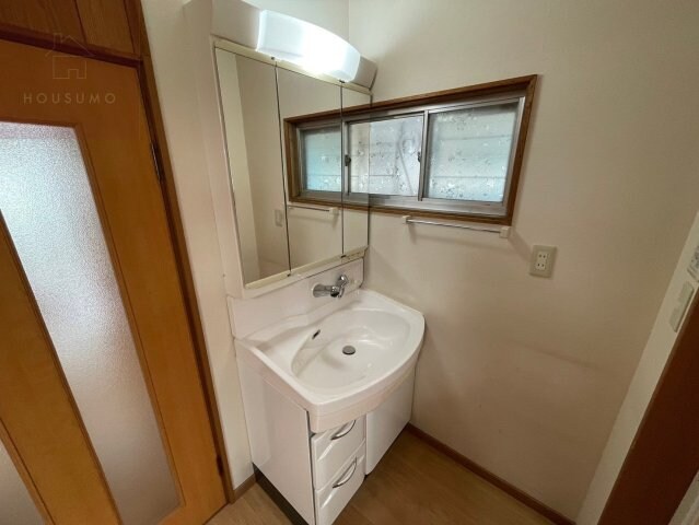 物件内観写真11　(朝の身支度には欠かせない独立洗面化粧台)