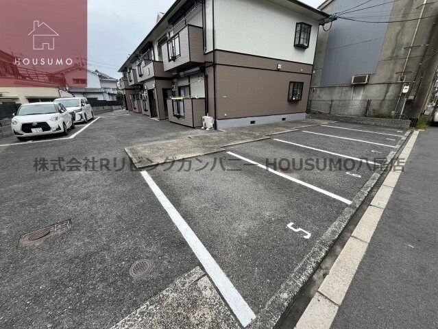 物件外観写真2　(駐車場に車を止められます)