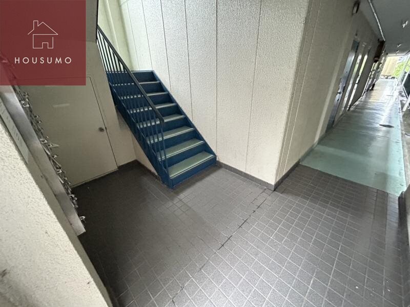 物件外観写真3　(落ち着いたエントランスです)