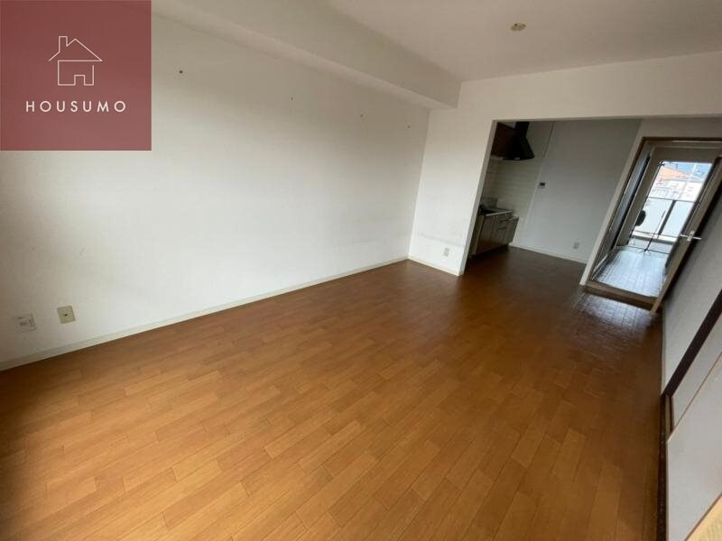 物件内観写真16　(こちらのリビングで趣味の時間をお楽しみください)