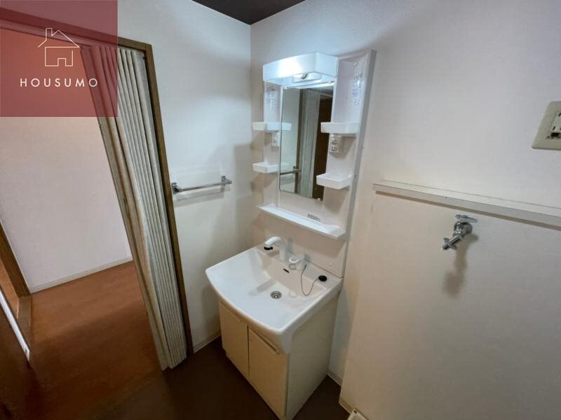 物件内観写真19　(朝の支度にも助かる、独立の洗髪洗面化粧台)