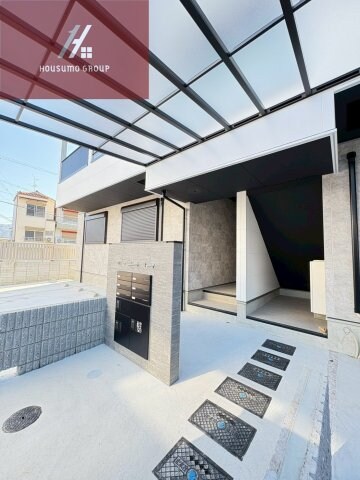 物件外観写真2　(落ち着いたエントランスです)