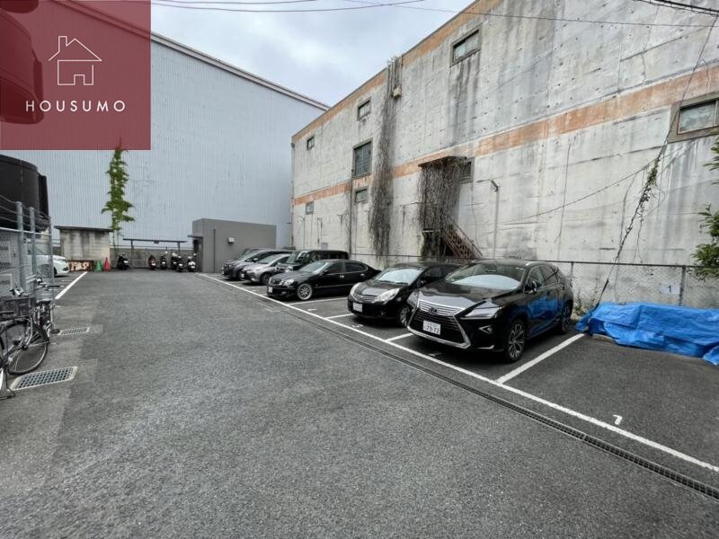 物件外観写真2　(車をお持ちの方に嬉しい駐車場付きの物件です)