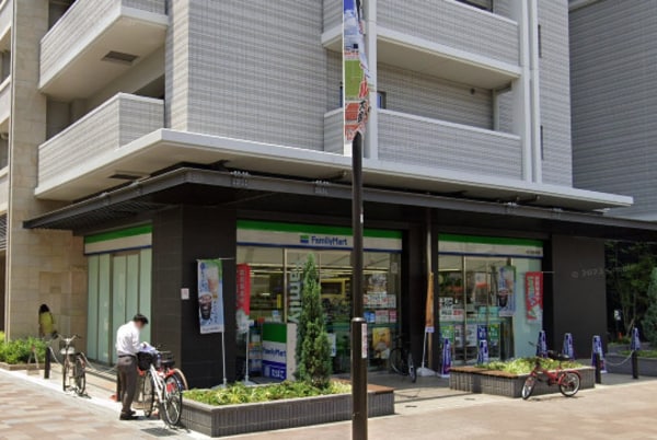 周辺環境(ファミリーマート東花園駅前店 385m)