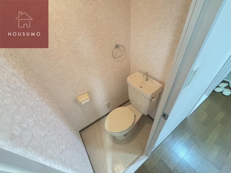 物件内観写真10　(ゆったりとした空間のトイレです)