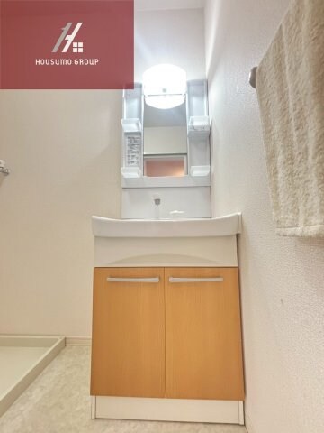 物件内観写真17　(朝の支度にも助かる、独立の洗髪洗面化粧台)