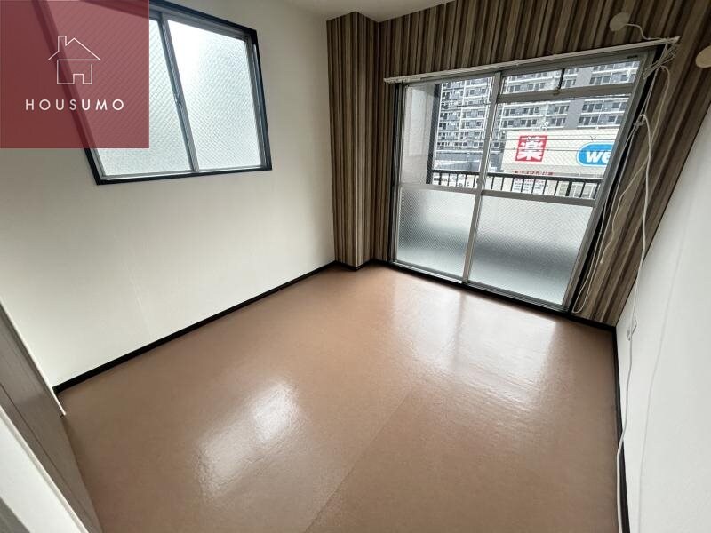 物件内観写真7　(落ち着いた色調の寝室です)