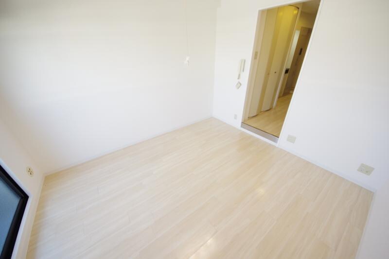 物件内観写真26　(広々とした洋室です)