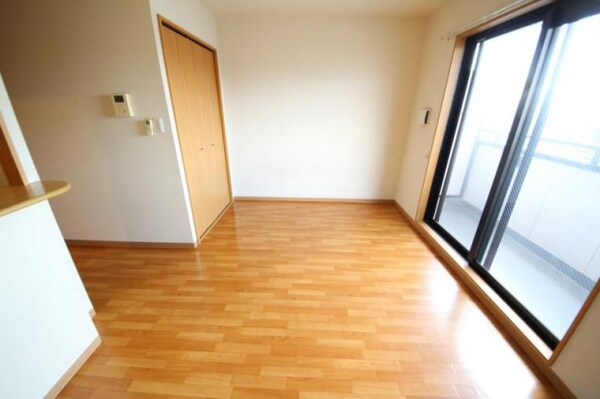 寝室(落ち着いて過ごせるお部屋なので、寝室にいかがでしょうか)