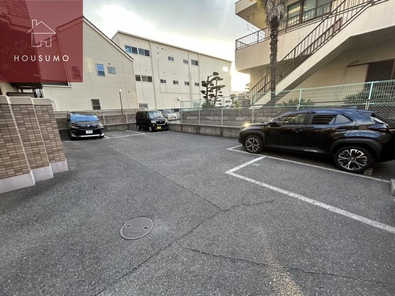 物件外観写真3　(駐車場があります)