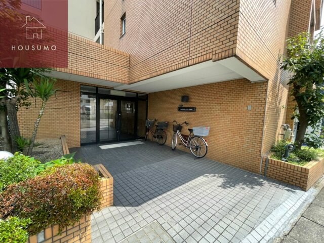 物件外観写真2　(清潔なエントランスです)