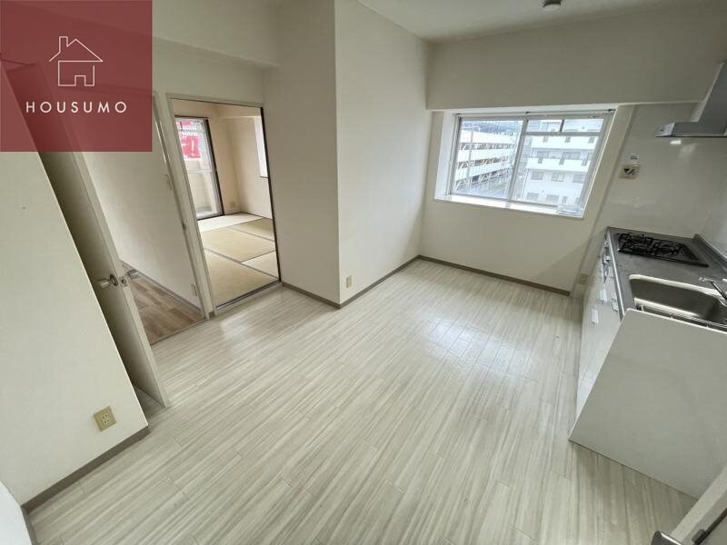 物件内観写真5　(こちらの居間で趣味の時間をお楽しみください)