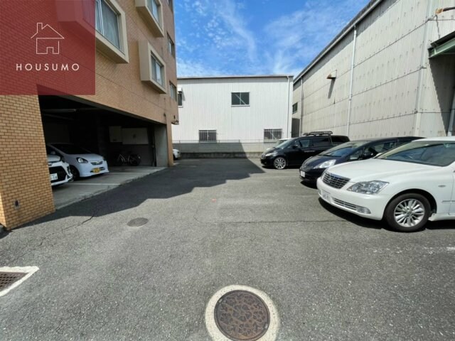 物件外観写真3　(駐車場完備です)