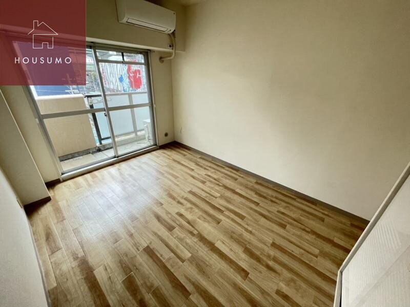 物件内観写真8　(広くて明るい寝室)