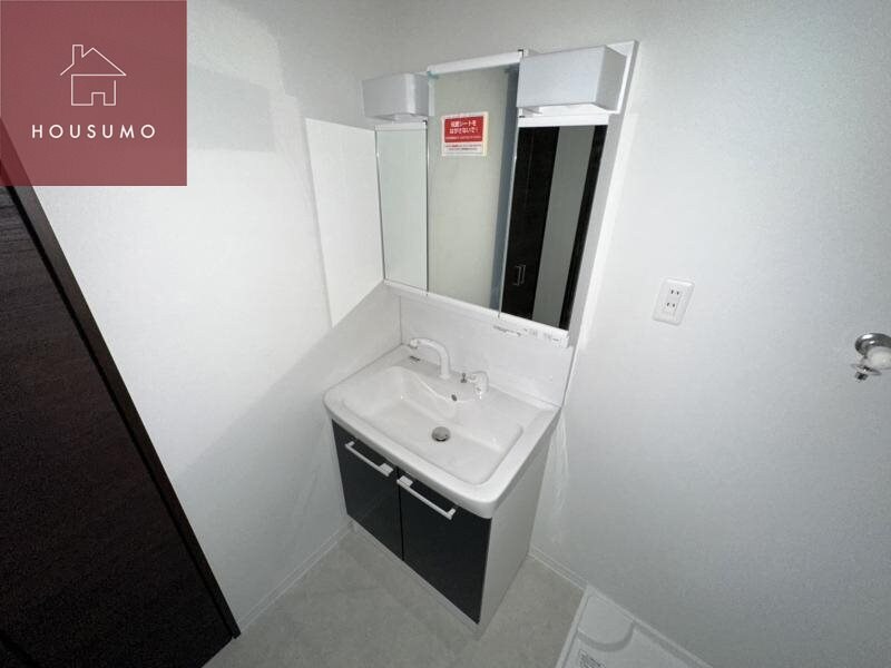 物件内観写真19　(朝の身支度には欠かせない独立洗面化粧台)