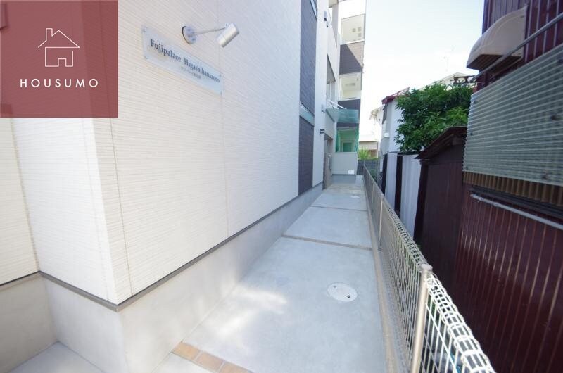 物件外観写真2　(落ち着いたエントランスです)