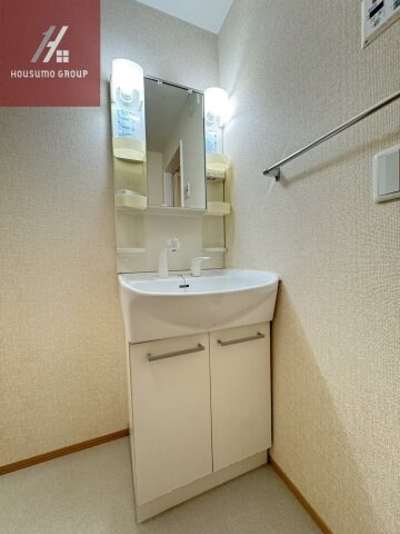 物件内観写真11　(独立洗面化粧台が付いています)