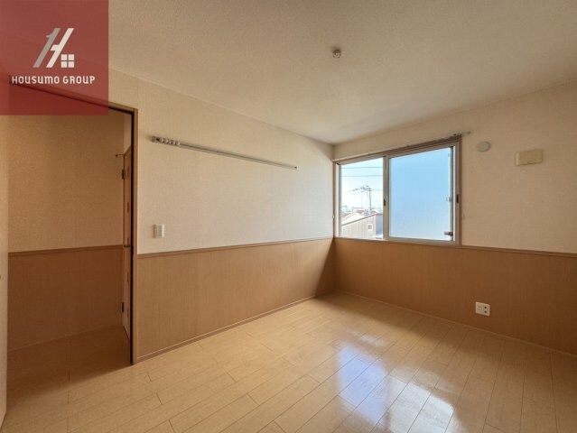 物件内観写真19　(落ち着いた色調の洋室です)