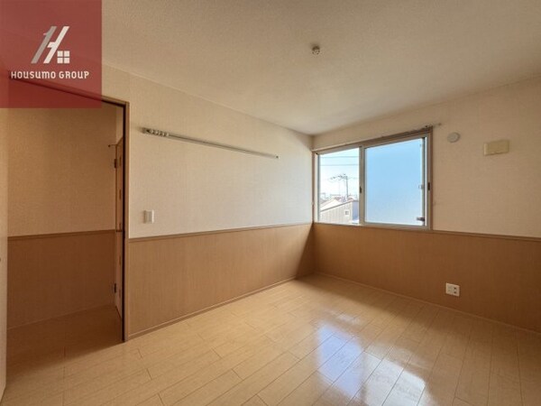 洋室(落ち着いた色調の洋室です)