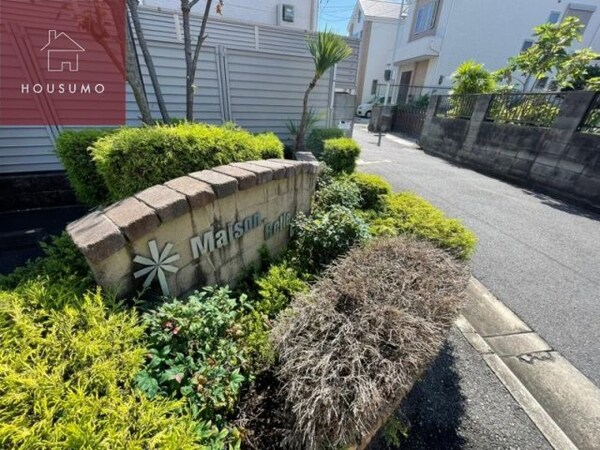 庭(ゆとりのあるエントランスです)