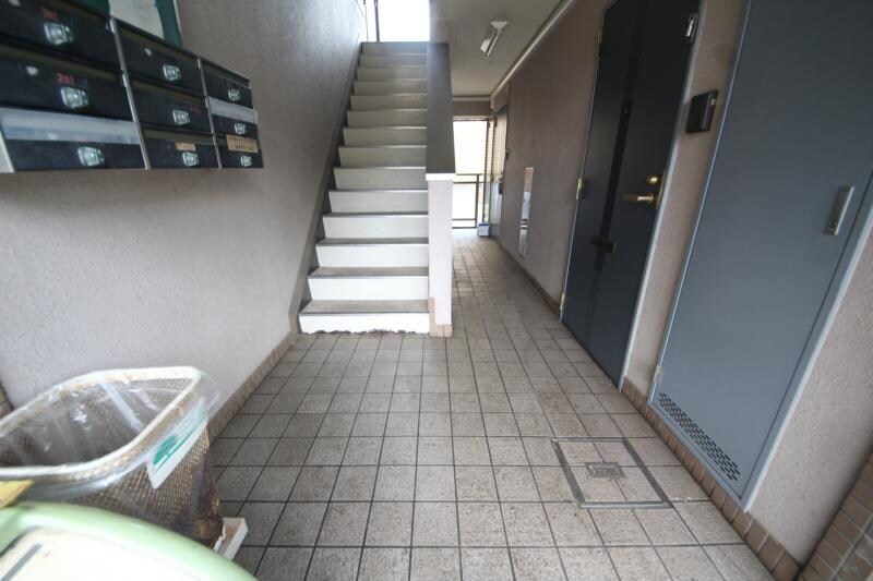 物件外観写真3　(落ち着いたロビーです)