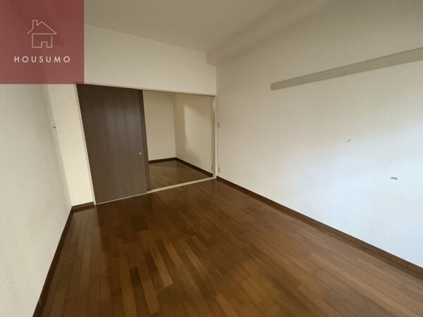 寝室(落ち着いて過ごせるお部屋なので、寝室にいかがでしょうか)