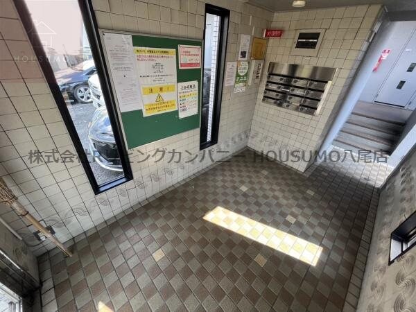 物件外観写真2　(落ち着いたエントランスです)