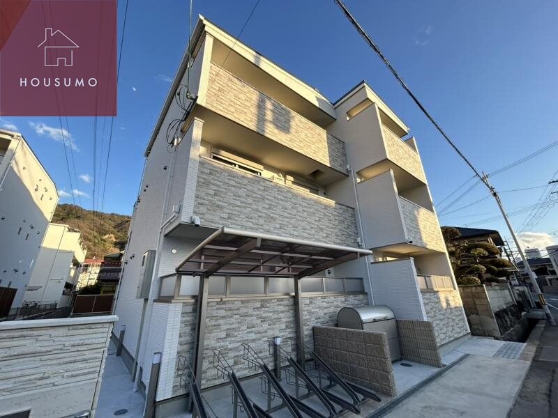 物件外観写真1　(落ち着いた雰囲気の外観です)