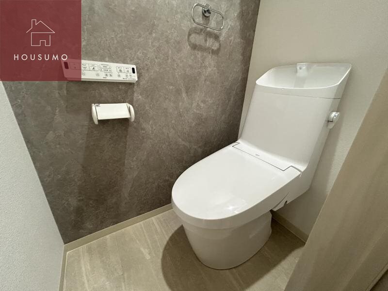 物件内観写真9　(落ち着いた色調のトイレです)