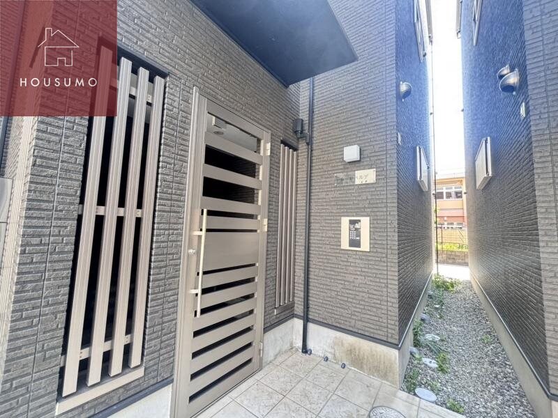 物件外観写真2　(落ち着いたエントランスです)