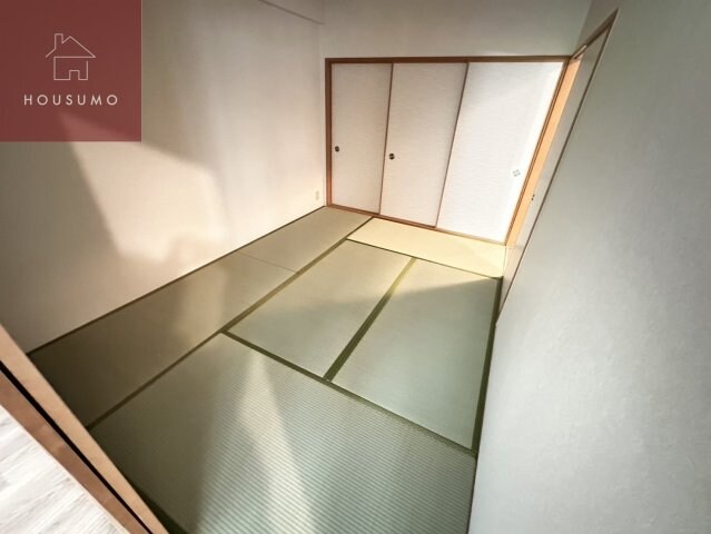 物件内観写真6　(来客時にも便利な和室付き)