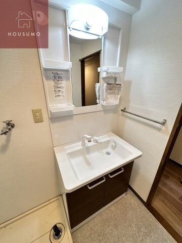 物件内観写真10　(独立洗面台、朝の身支度には欠かせません)