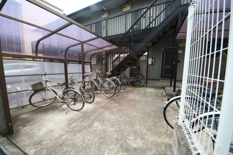 物件外観写真2　(落ち着いたエントランスです)