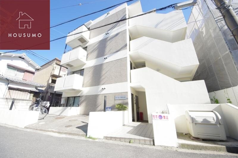 物件外観写真2　(落ち着いたエントランスです)