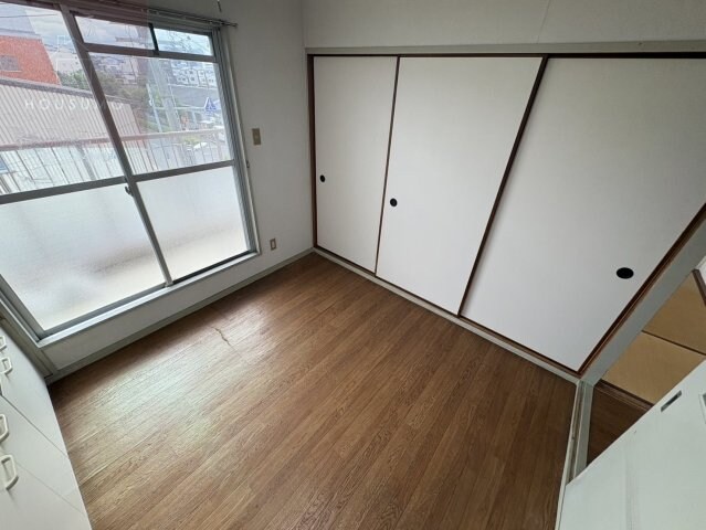 物件内観写真4　(ゆったりとした居間です)