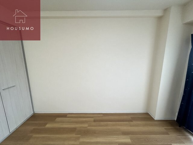 物件内観写真7　(広くて明るい寝室)