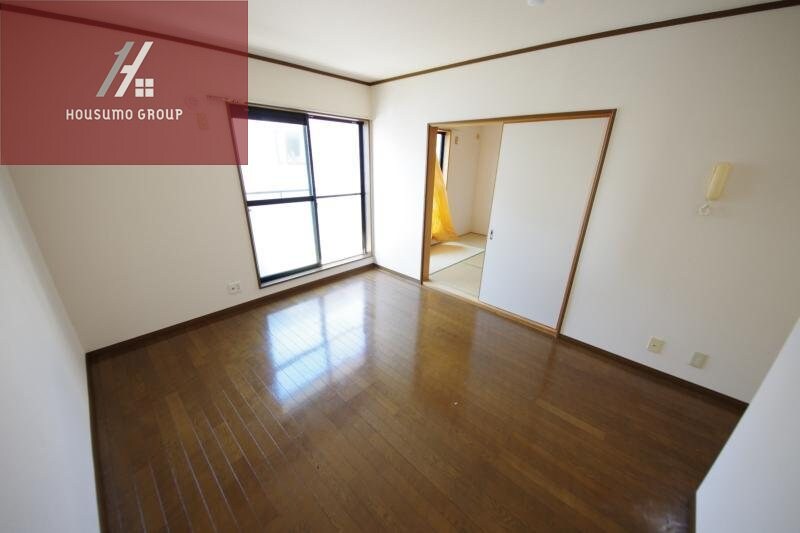 物件内観写真3　(こちらの居間で趣味の時間をお楽しみください)