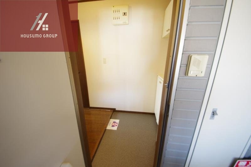 物件内観写真9　(ゆったりとした玄関です)